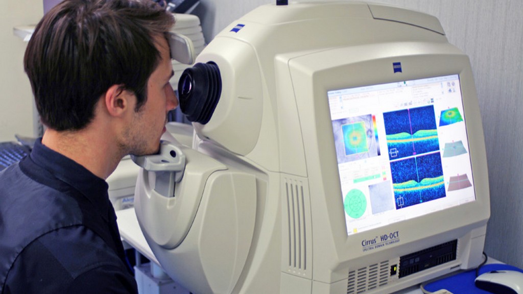 Paciente realizando estudio de Tomografía de Coherencia Óptica (OCT) para evaluación de retina y mácula