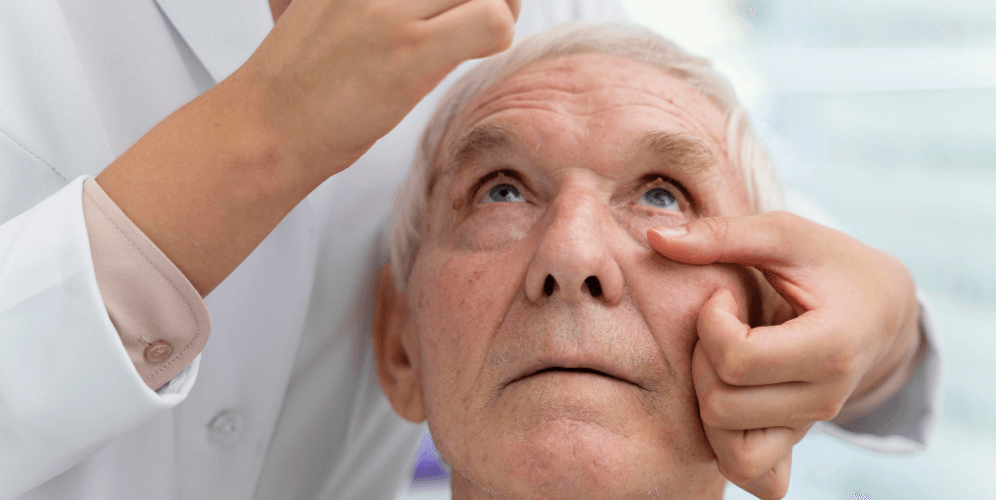 Adulto mayor durante una evaluación oftalmológica para detección de cataratas y enfermedades visuales relacionadas con la edad